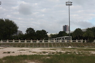 空旷户外足球场场景