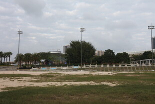 户外空旷运动场场景