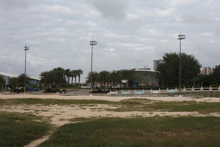 空旷户外运动场场景