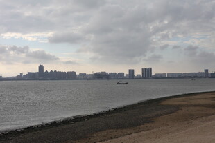 城市滨水风光远景图