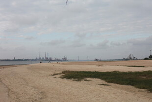 海边开阔沙地与远处船只