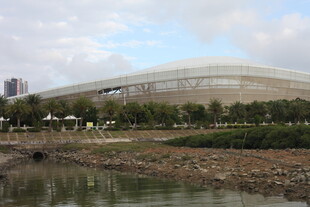 城市水边的大型体育场