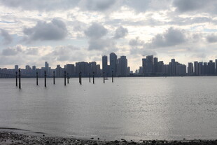 城市滨水风光远眺