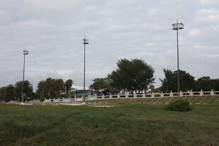 户外空旷运动场场景