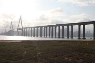 跨海大桥横跨海面