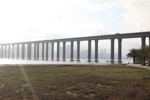 跨海长桥横跨广阔水域