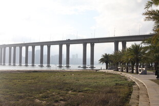 海滨长桥风景