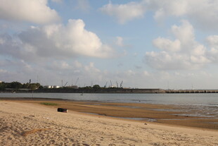 宁静沙滩与远处水域景观