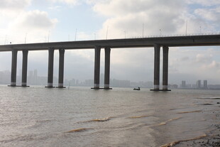 跨海大桥横跨海面