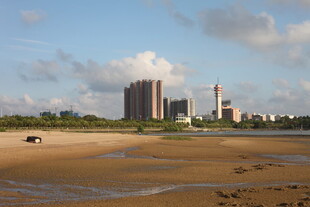 海滨城市风光与沙滩景象