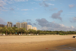 海滨沙滩与远处建筑群