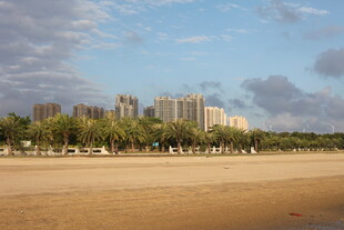 海滨城市沙滩与林立高楼