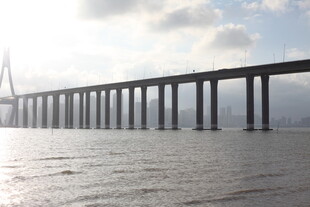 海上大桥横跨波光水面