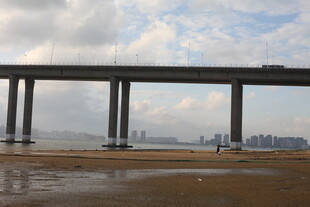 跨海大桥横跨海面
