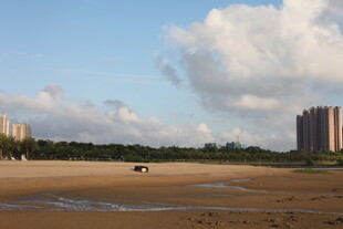 城市边的沙滩风光