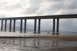 海上长桥横跨天际