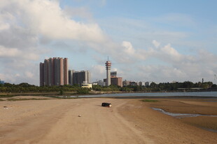 城市边的空旷沙滩景象