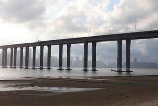 海上长桥横跨天际