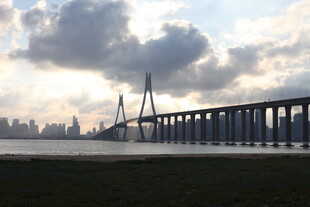 黄昏下的跨海大桥美景