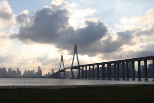 黄昏下的宏伟跨海大桥