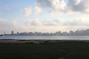 城市天际线与水域景观