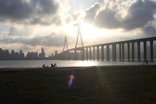 夕阳下的跨海大桥与城市