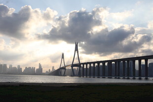 夕阳下的宏伟跨海大桥