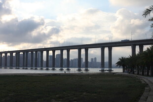 海上长桥横跨天际