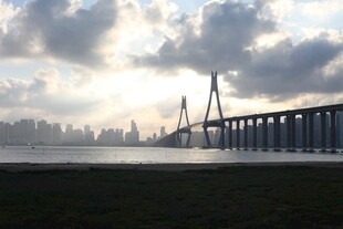 夕阳下的跨海大桥美景