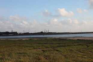 广阔原野与远处水域风景