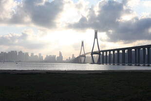 夕阳下的宏伟跨海大桥