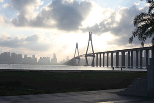 黄昏下的跨海大桥美景