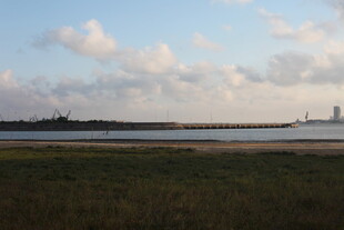 海滨风光开阔宁静的景致