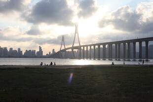 夕阳下的跨海大桥美景