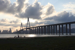 夕阳下的跨海大桥美景