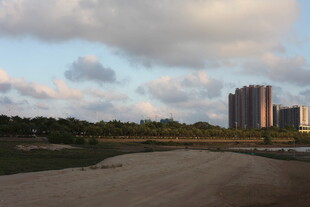 城郊黄昏土路与远处高楼