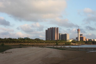 城郊黄昏景色高楼与湿地