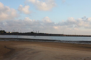 海滨风光宁静沙滩与天际线