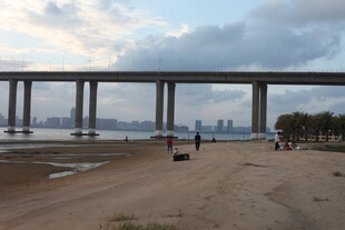 海滨大桥下的休闲场景
