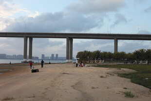 海滨大桥下的休闲场景