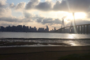 海滨城市日落美景