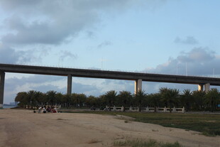 黄昏下的桥梁与开阔场地