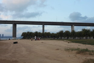 黄昏下的桥边空旷沙地