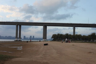 桥梁下的开阔场地