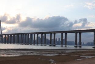 海上长桥横跨天际