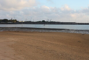 宁静沙滩与远处水域景观