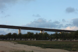 黄昏下的高架桥景观