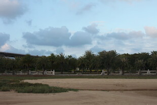 户外开阔场地与蓝天白云