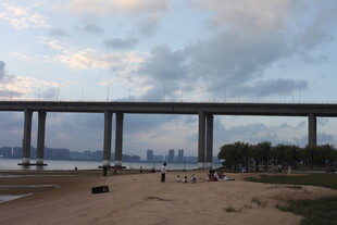 江边大桥下的休闲场景