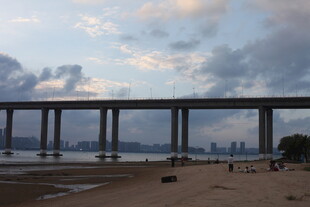 海滨大桥下的黄昏景致